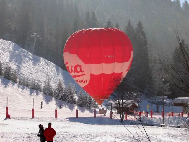 Les pistes et le télésiège 6 places vus de la terrasse