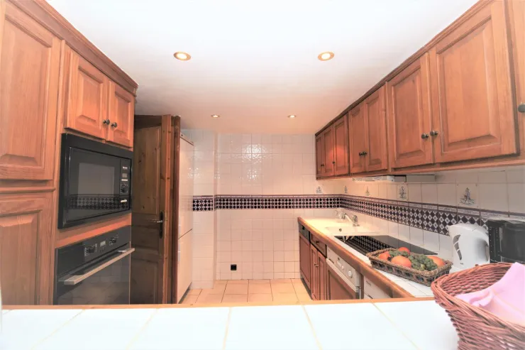 Kitchen Equipment MIELE. Rotating heat oven, microwave, halogen hob, dishwasher, washing machine, dryer, refrigerator, freezer. Toaster, coffee maker, etc.