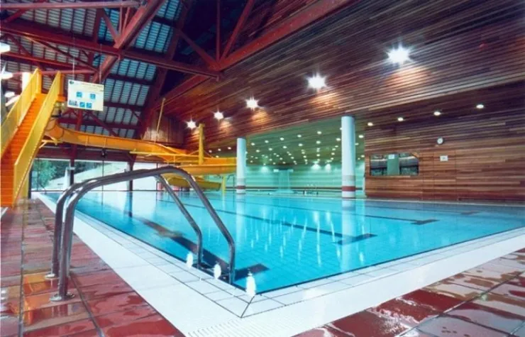 complexe aquatique avec piscine, jeux d'eau, spa, sauna, jaccusi sur Vaujany  à 10mns du chalet