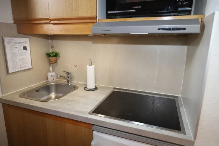 <b><font color="#FFFF00" size="3">Le plan de travail de la cuisine</font></b><br>. Evier inox, plaque cuisson 4 foyers, hotte aspirante<br>