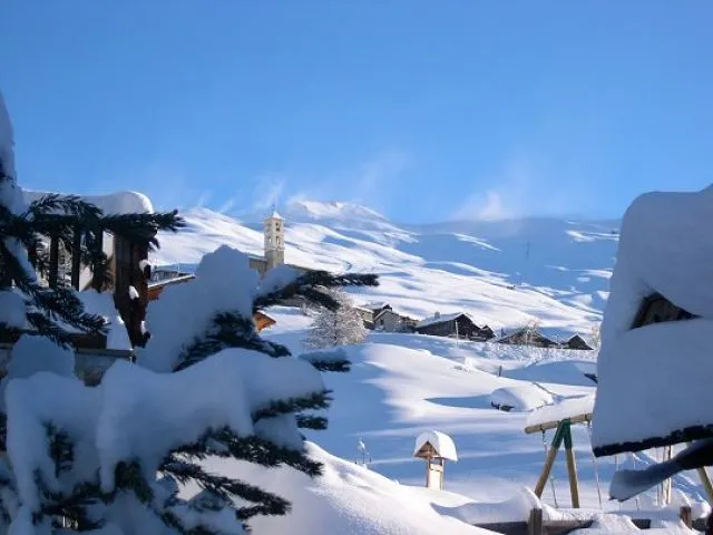 Le bourg de Saint-Véran vu du Raux, une belle chute de neige.