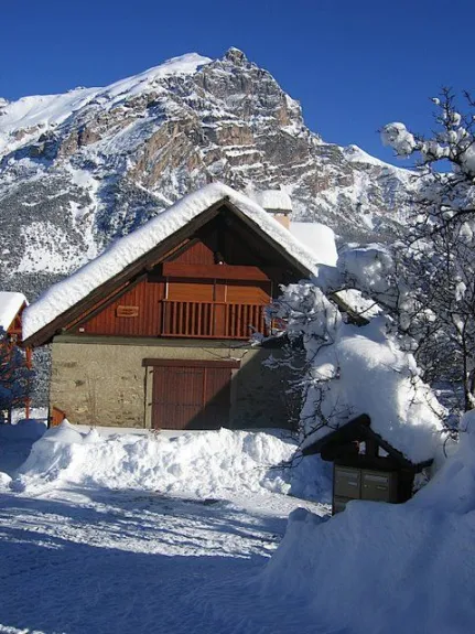 Dans la blancheur, face au Montbrison, le chalet vous attend. C'est une ancienne ferme de montagne. Il y avait ici une bergerie, un grenier pour entreposer le foin et la famille vivait dans la partie qui est devenue l'appartement que vous occuperez.