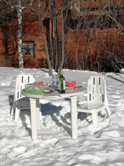 Déjeuner au soleil de janvier, les pieds dans la neige ! Magique !
