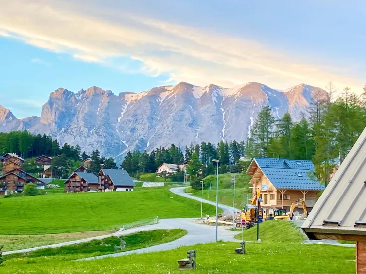 Vue à l'avant du chalet côté gauche