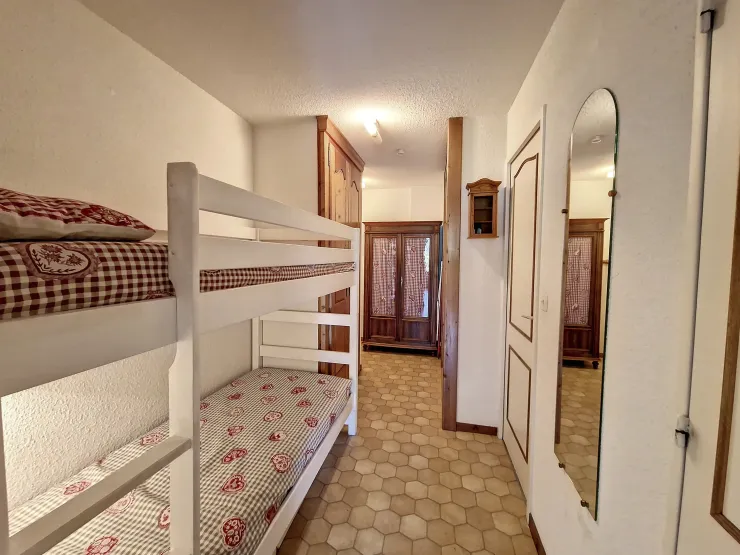 coin montagne avec 2 lits superposés dans l'entrée de l'appartement 