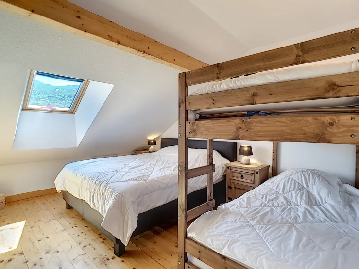 1 lit double en 160x200 avec couette + 2 lits superposés en 90x190 avec couette dans la même chambre 