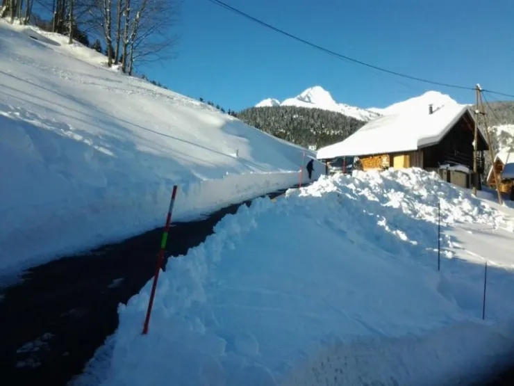Direct access to the road via a private road. Snow is normally removed before the stay. A snow remover is available for use during the stay.