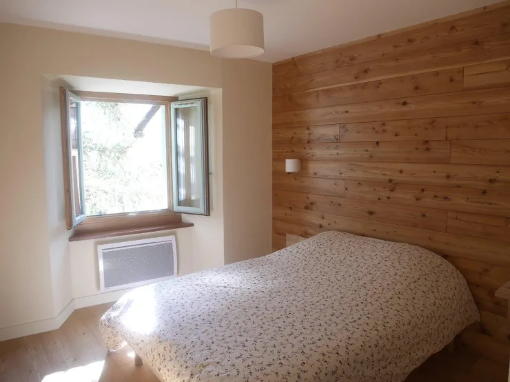 une chambre double avec sa salle de douche 