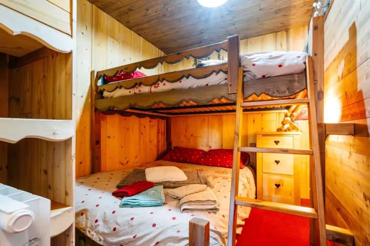 Chambre fermée avec 4 couchages et rangements