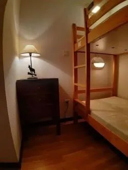 Coin cabine