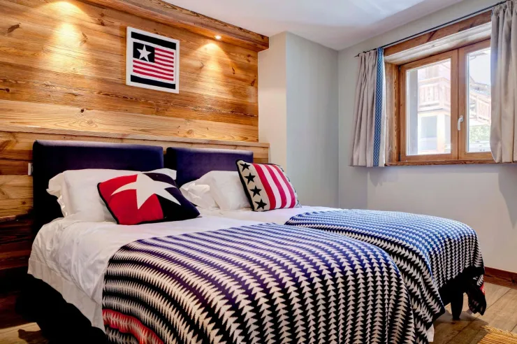 Twin bedroom with en-suite shower room with WC