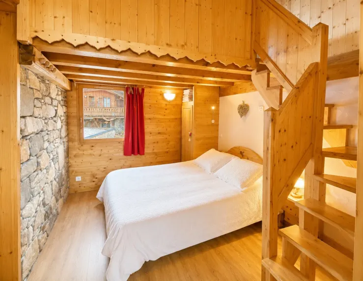 Chambre au RDC avec 1 lit double et 2 lits simples à l'étage, une douche et 1 lavabo 