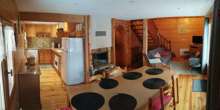 Vue ensemble cuisine - salle de séjour et salon - cheminée insert - accès directe sur terrasse 