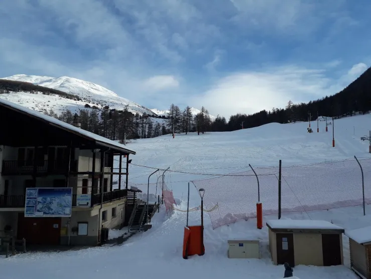Billetterie, école de ski, garderie, magasins location de matériel, restaurant, randonnées raquettes, ski nordique, piste de luge, activités ; sur place.