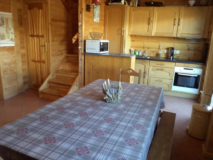 Salle à manger et cuisine équipée (Four traditionnel, four à micro-ondes, réfrigérateur, lave-vaisselle, plaque à induction, cafetière traditionnelle et cafetière expresso, bouilloire, grille-pain, appareil à raclette, etc)
