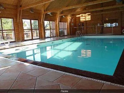 Piscine couverte et chauffée privative à la résidence les hauts de Lauzière.