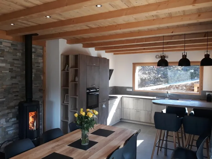 coin repas et cuisine ouverte avec une table haute 4 places