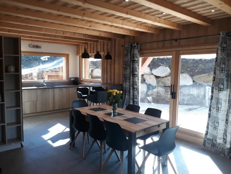 coin repas et cuisine. Vue sur la terrasse