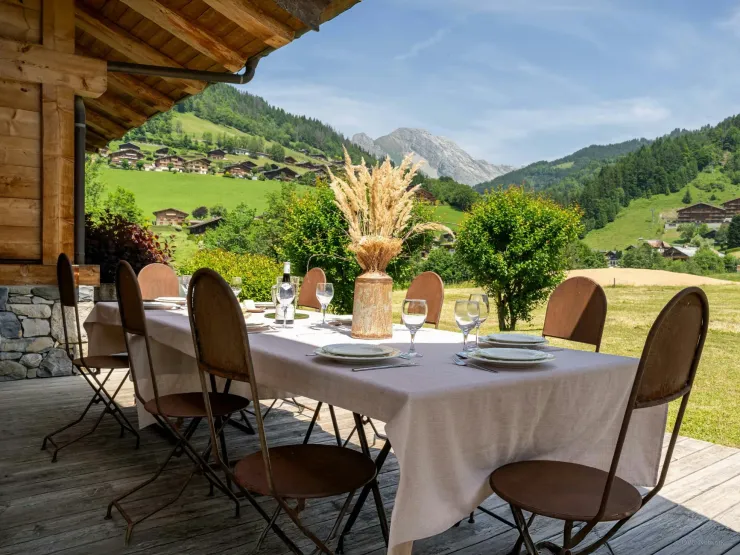 Table extérieur avec vue