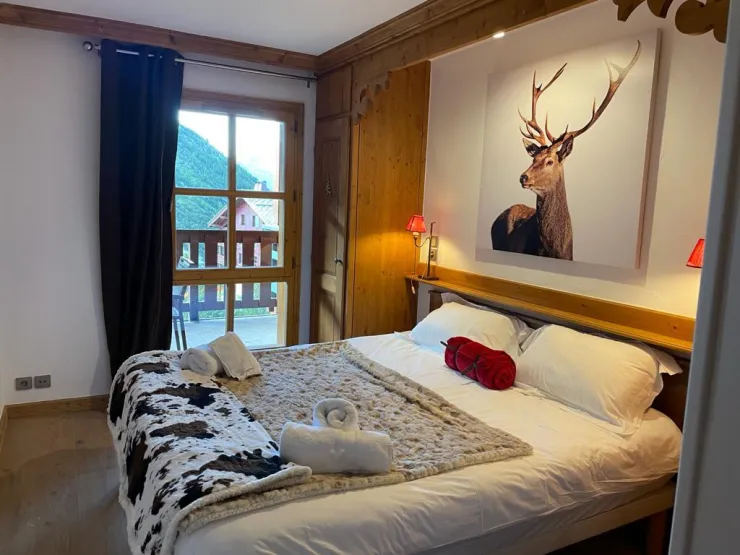 Double bedroom with montain view