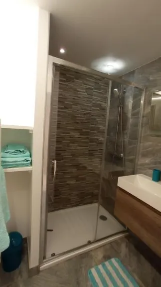 Salle de bain avec douche