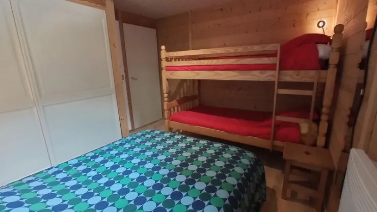 Chambre 1 : lits superposées et dressing
