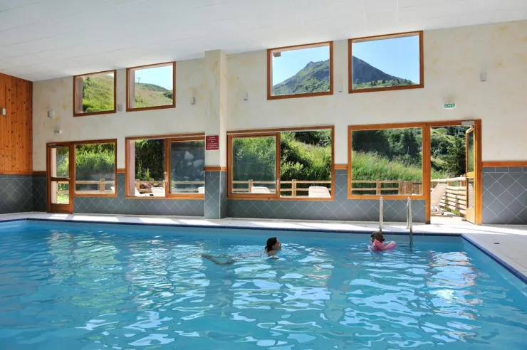 piscine couverte chauffée avec douches et casiers