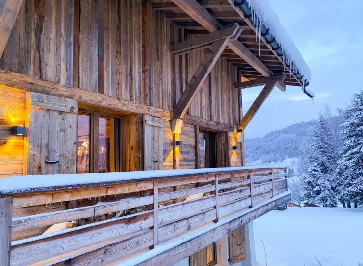 Facing Mont Blanc in a beautiful hamlet in Megève, this amazing chalet with a double living room, and 5 exclusive bedrooms. A new SPA and a large terrace were added this year