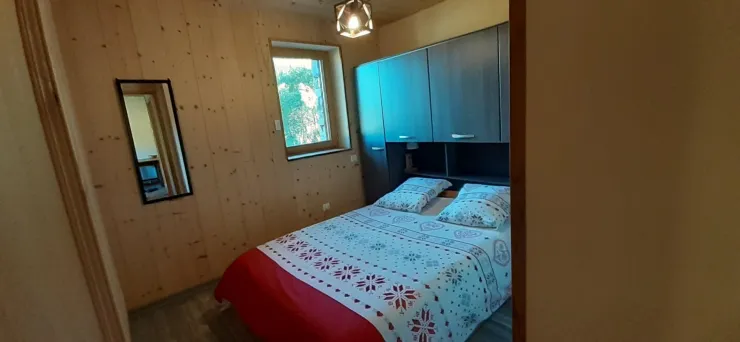 Chambre avec grand lit 140x190