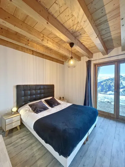 Première chambre du rez-de-chaussée avec lit double.