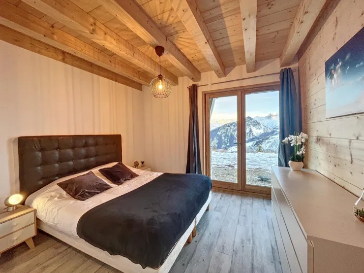 Première chambre du rez-de-chaussée avec lit double.
