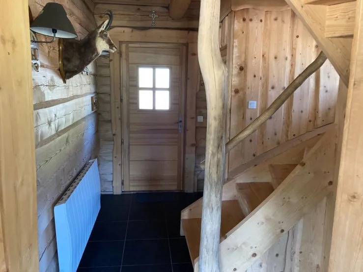 Hall d’entrée avec escalier donnant accès à l’étage 