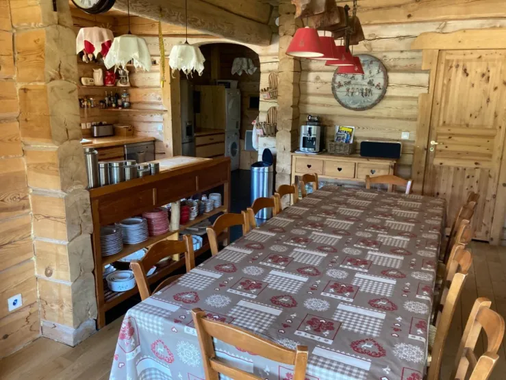 Grande table à manger attenante à la cuisine 