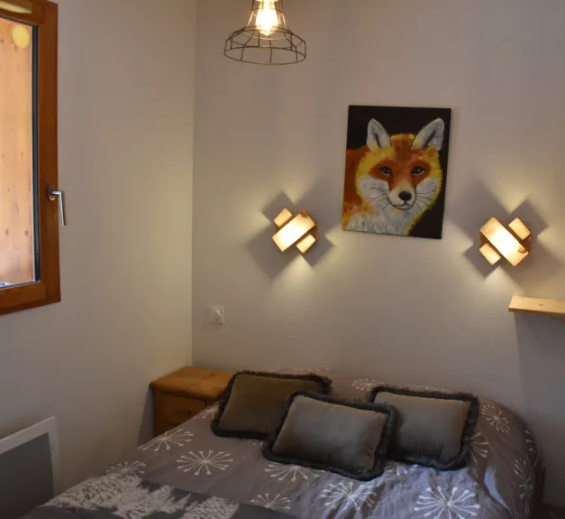 The parents' bedroom with a 140 cm bed and a large wardrobe closet