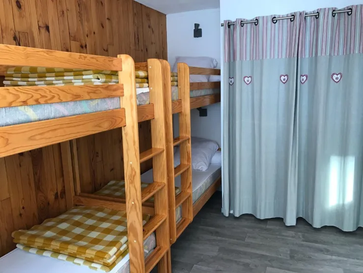 Chambre avec deux lits superposés.