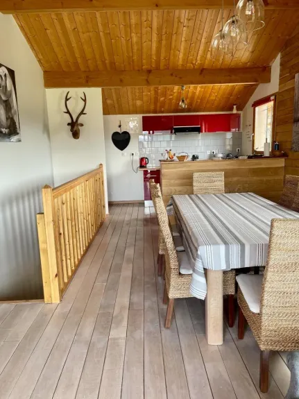 salle à manger avec coin cuisine américaine 