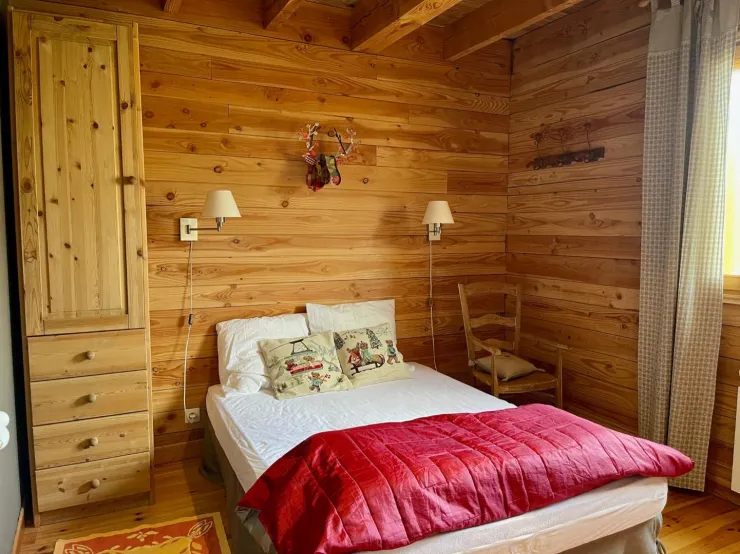 Chambre 1 avec lit en 140 x 190 et rangements