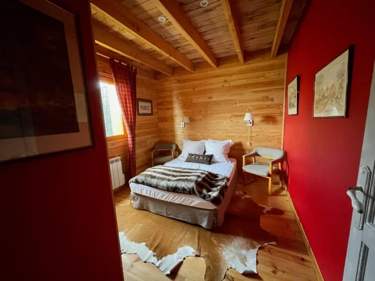Chambre 2 avec lit en 140 x190   et rangements  ( penderie , étagères )