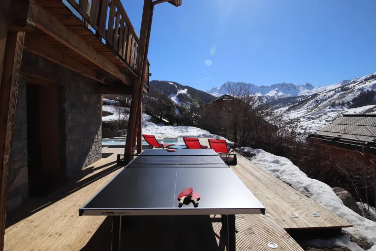 It will be difficult to keep your eyes on the ping-pong ball with such a landscape behind! The Eyssina ridges crown the ski area and the Vars valley.