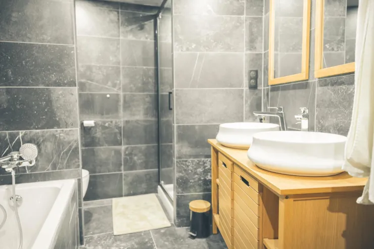 Bathroom with shower, bath and toilets. Link to the bedroom 2 (1st floor)
