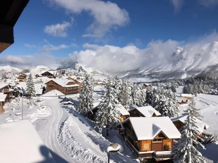Le chalet est à 50 m du restaurant l'étoile et de l'hôtel l'écrin des neiges. Les commerces du centre sont à moins de 500m à pied.