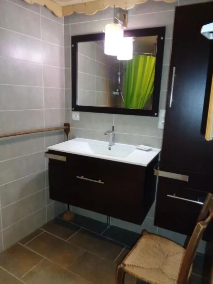 Salle de bain avec douche