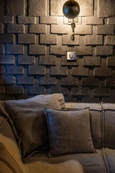 Salon avec son mur en ardoise de Morzine