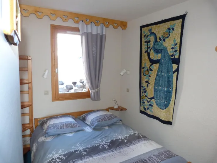 La chambre avec couchage de 140cm. Vue sur montagne également