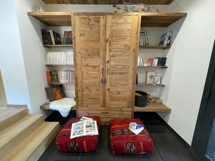 Le hall d’entrée se transforme aisément en salon de lecture. Au fil des mois, les étagères vont se remplir de BD pour tous les âges et l’armoire contient quelques années d’abonnements à divers magazines pour enfants.