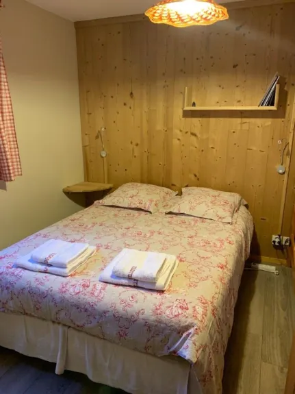 Chambre avec lit double et 2 lits superposés 