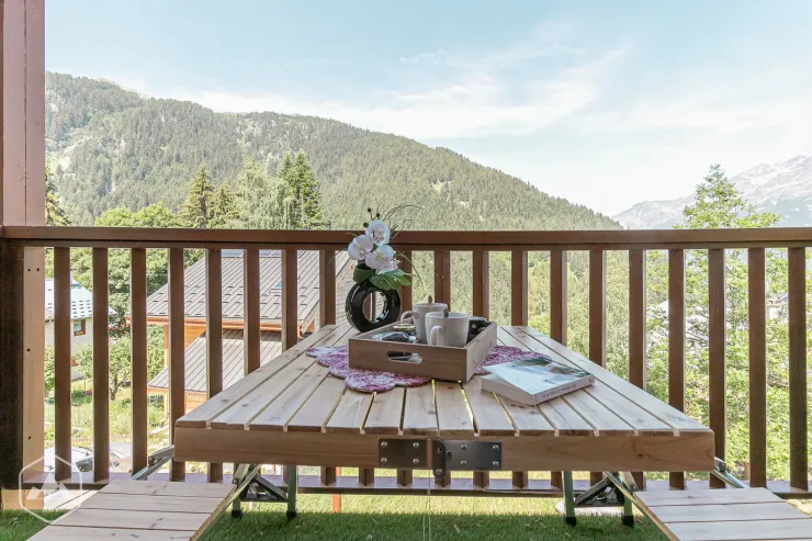 Coin repas sur le balcon avec vue sur la montagne