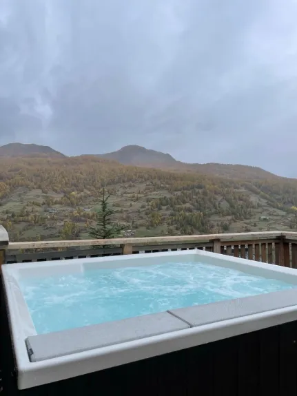 jacuzzi pour 6 à 8 personnes chauffé à 37 degré avec une vue imprenable 