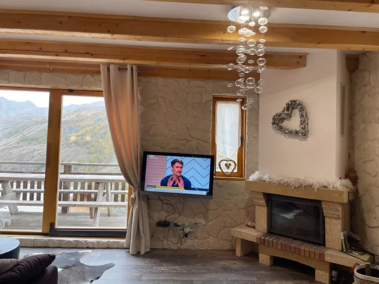 salon  tout aménagé donnant la vue sur la vallée 