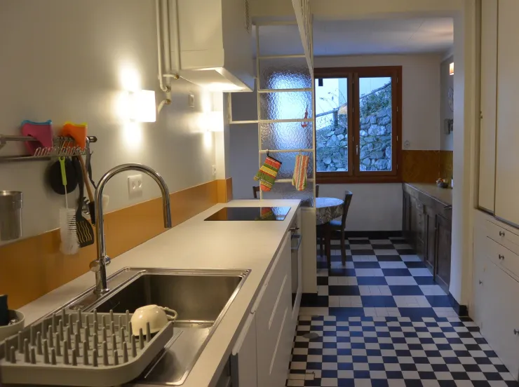 Cuisine, communique avec le coin repas au rez-de-chaussée